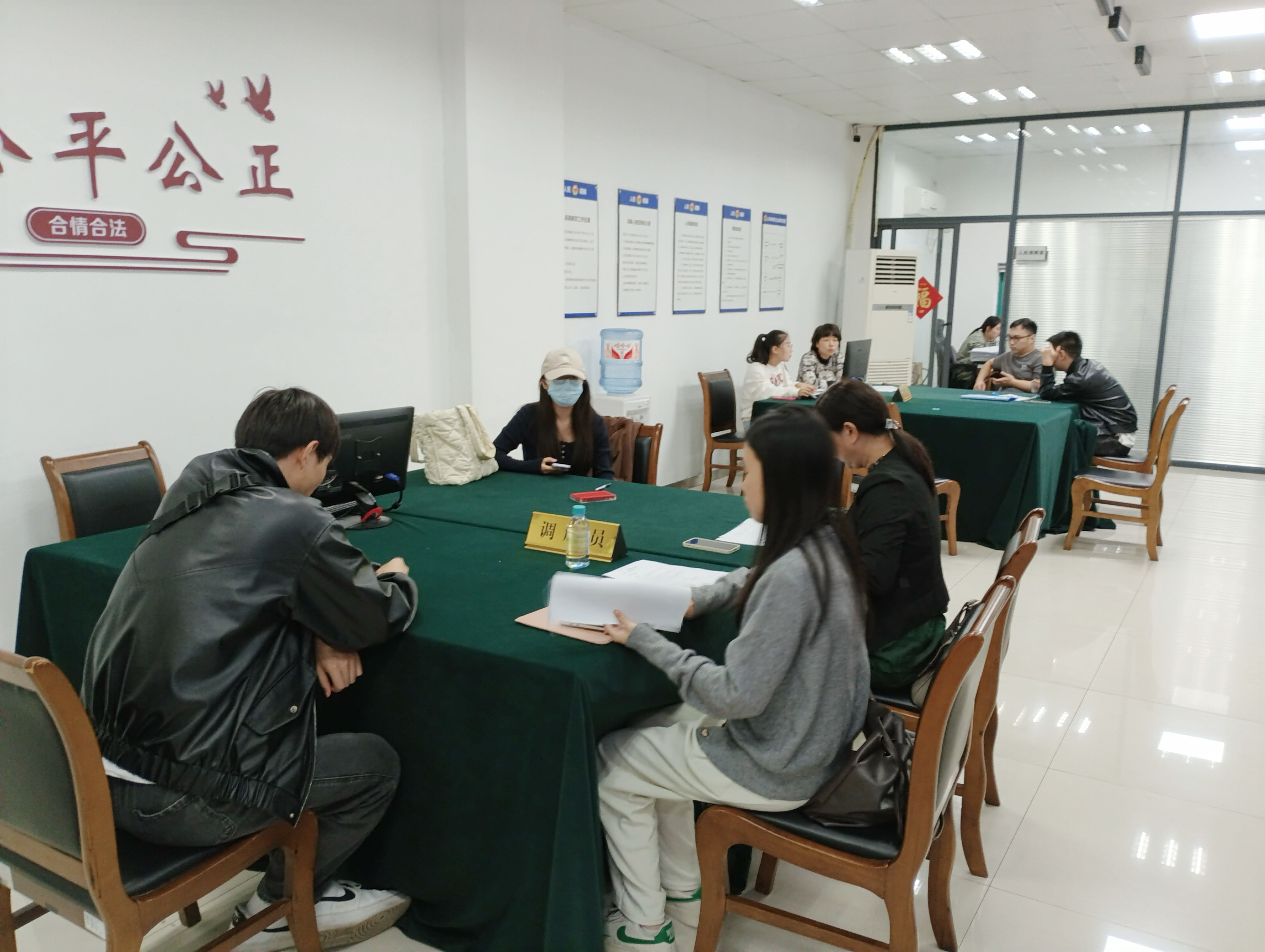 調(diào)解顯溫情，商業(yè)洪流中的信任與重生