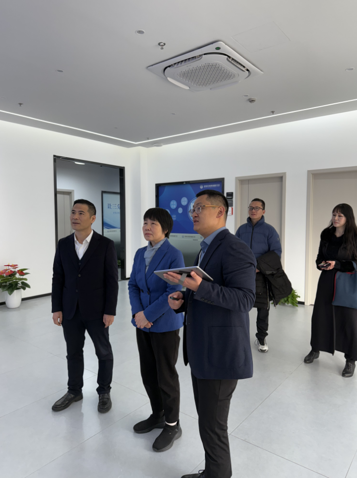 區(qū)政協主席楊國琴赴律威民商事調解中心調研